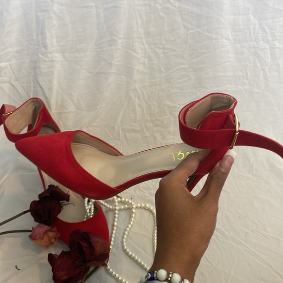 ❤️‍🔥🌶️Red Close Toed Heels🌶️❤️‍🔥 - Picture 1 of 8